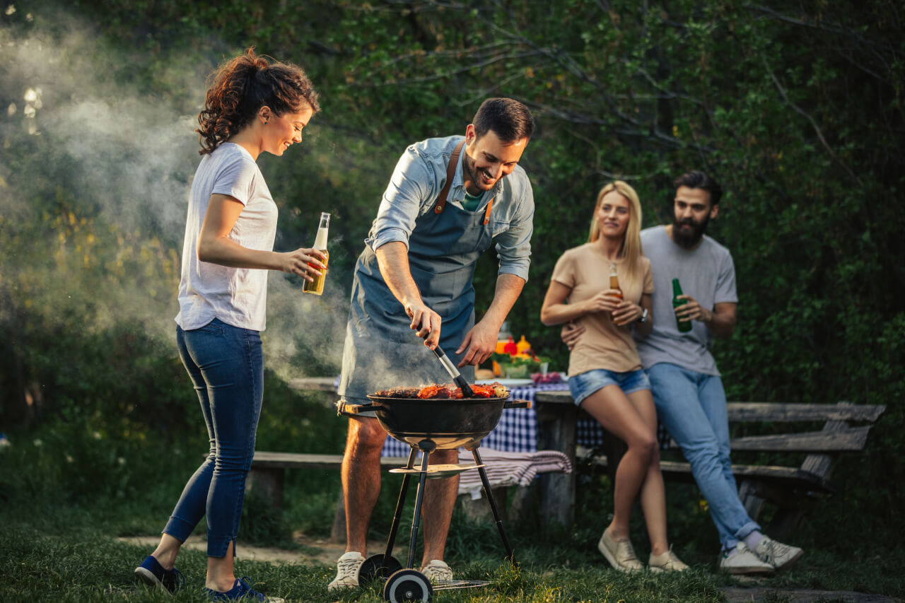 A kertben grillezik egy család
