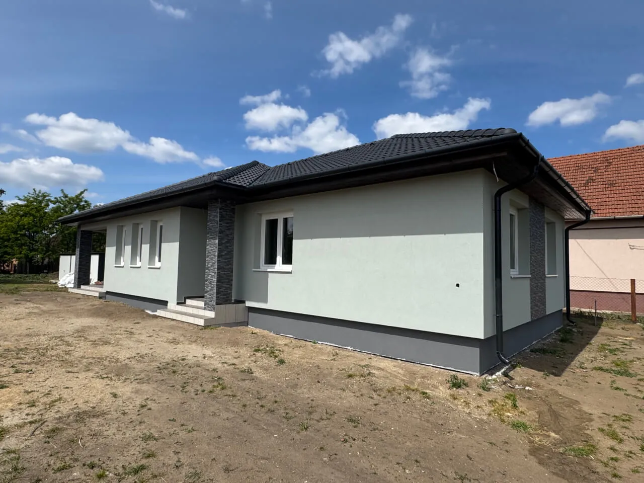 Pazonybau generálkivitelezés által épített modern családi ház, energiatakarékos megoldásokkal.