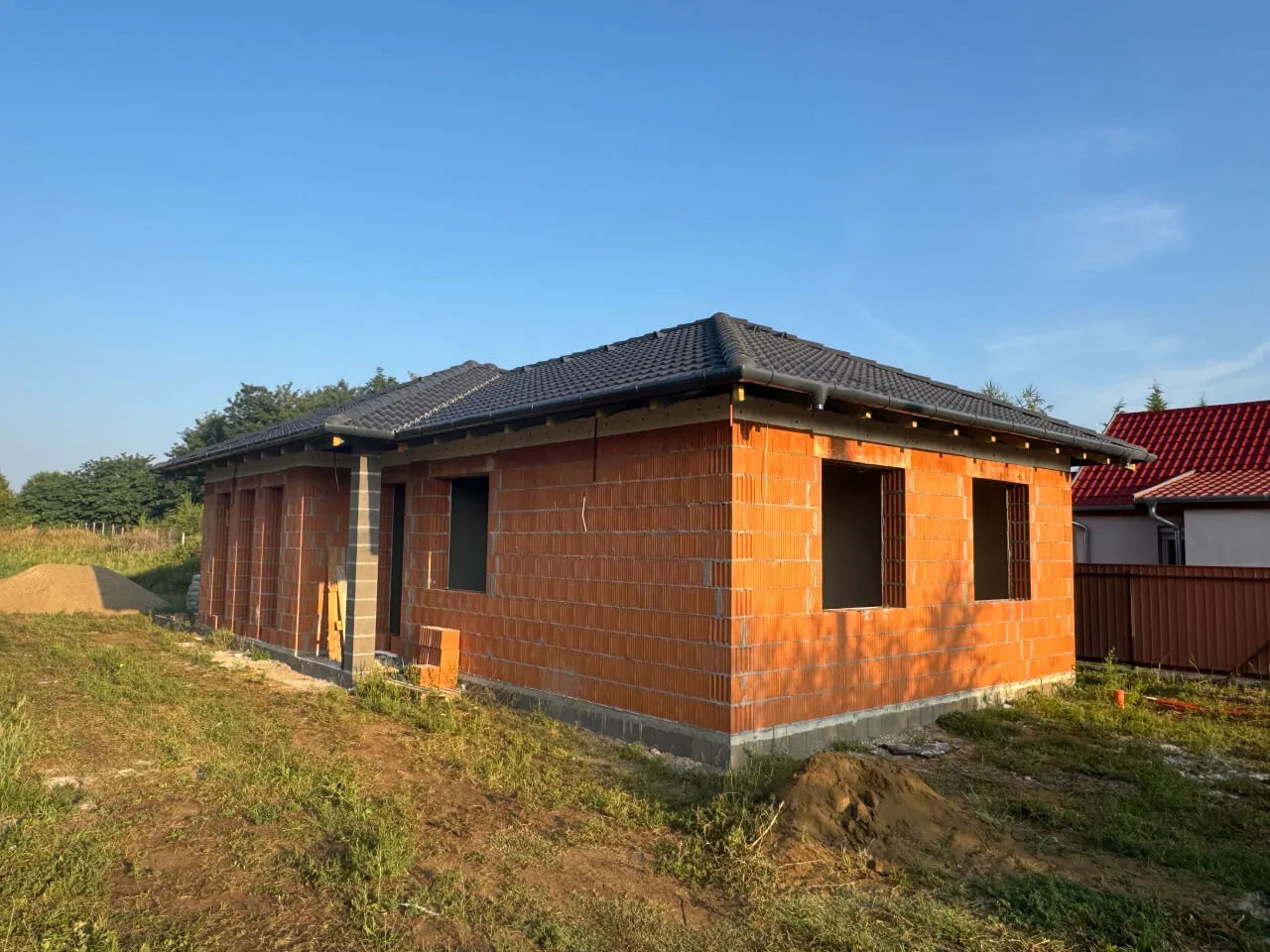 Pazonybau generálkivitelezés által épülő modern családi ház, energiatakarékos megoldásokkal.