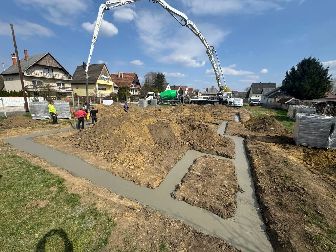 Pazonybau generálkivitelezés által épülő modern családi ház, energiatakarékos megoldásokkal.