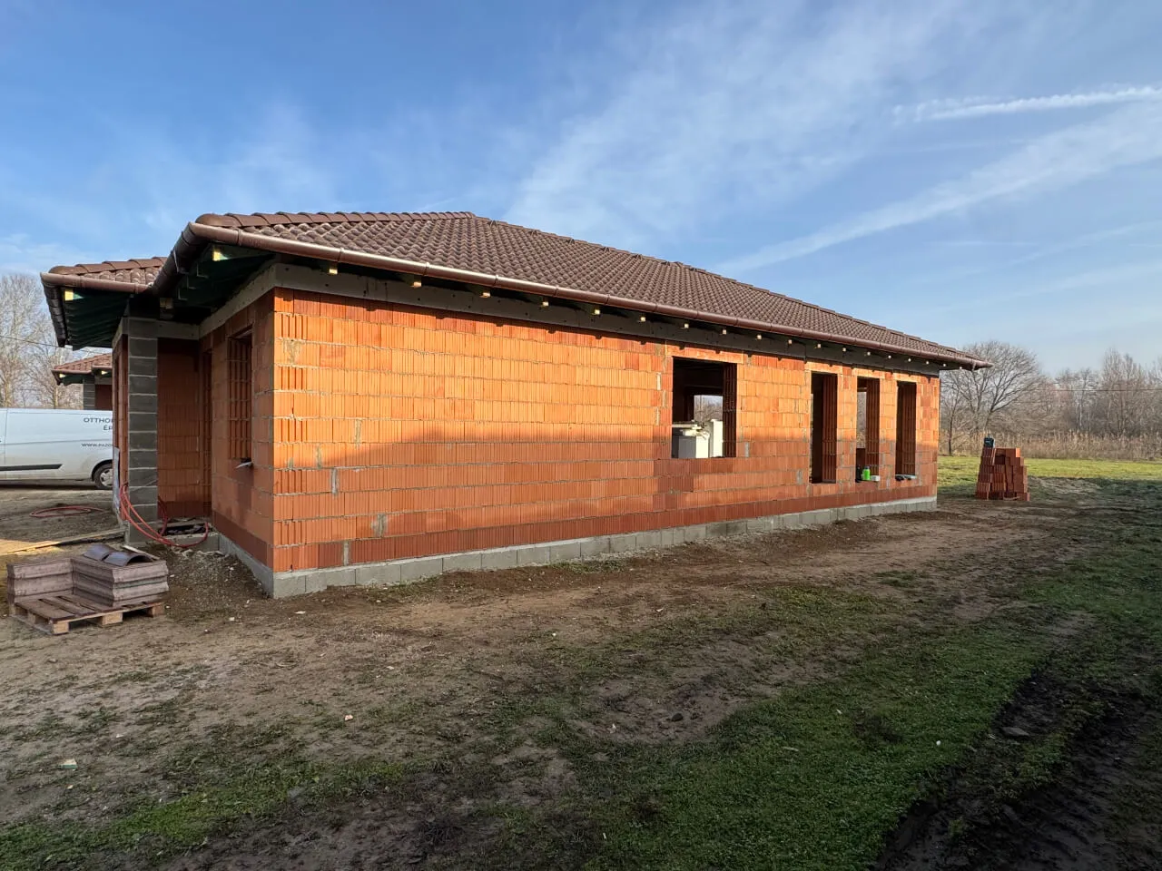 Pazonybau generálkivitelezés által épülő modern családi ház, energiatakarékos megoldásokkal.