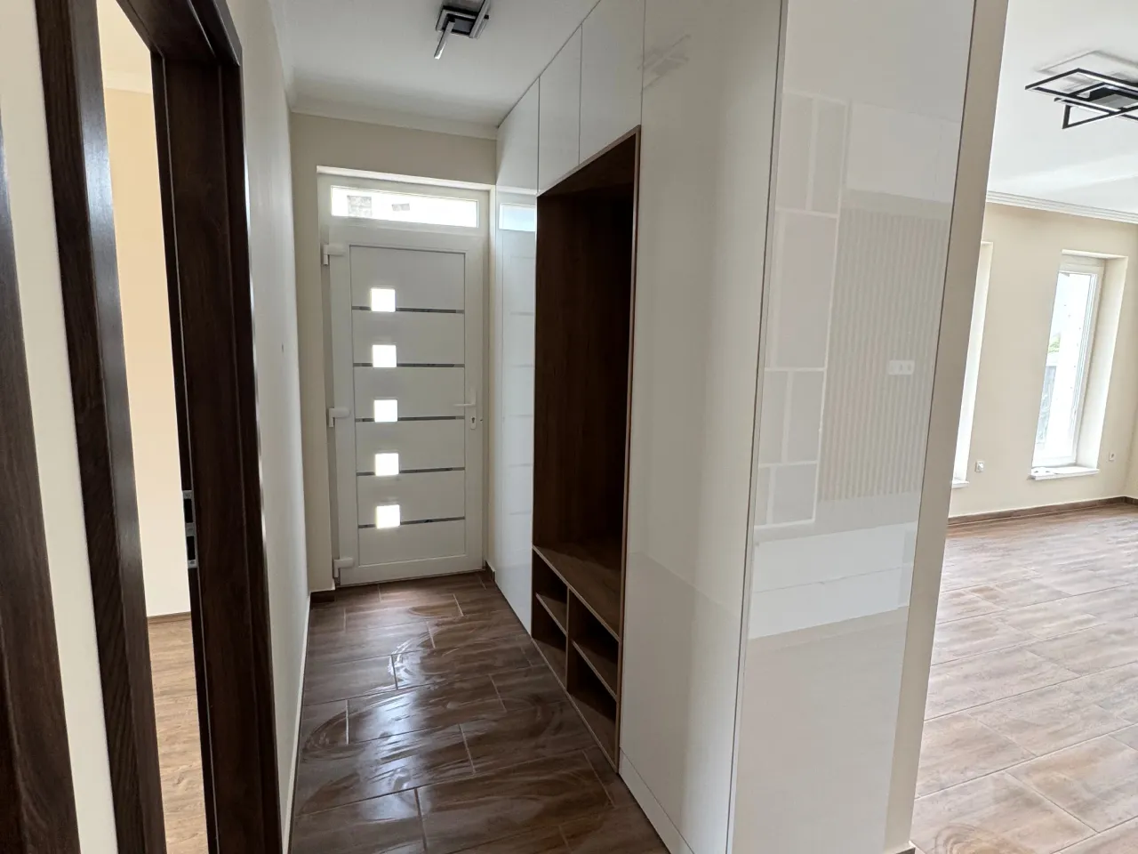 Pazonybau generálkivitelezés által épített modern családi ház, energiatakarékos megoldásokkal.