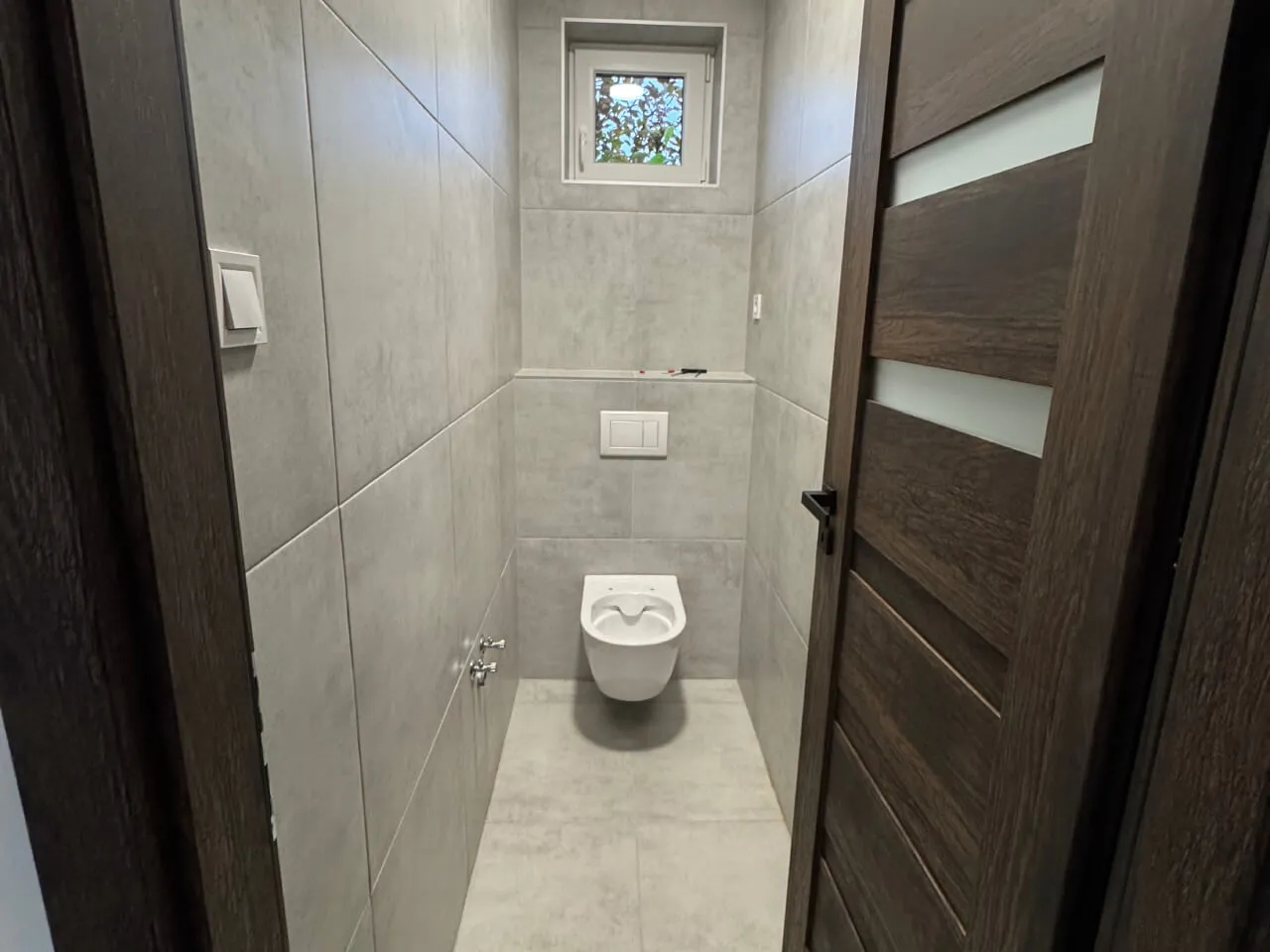 Pazonybau generálkivitelezés által épült modern családi ház, energiatakarékos megoldásokkal.