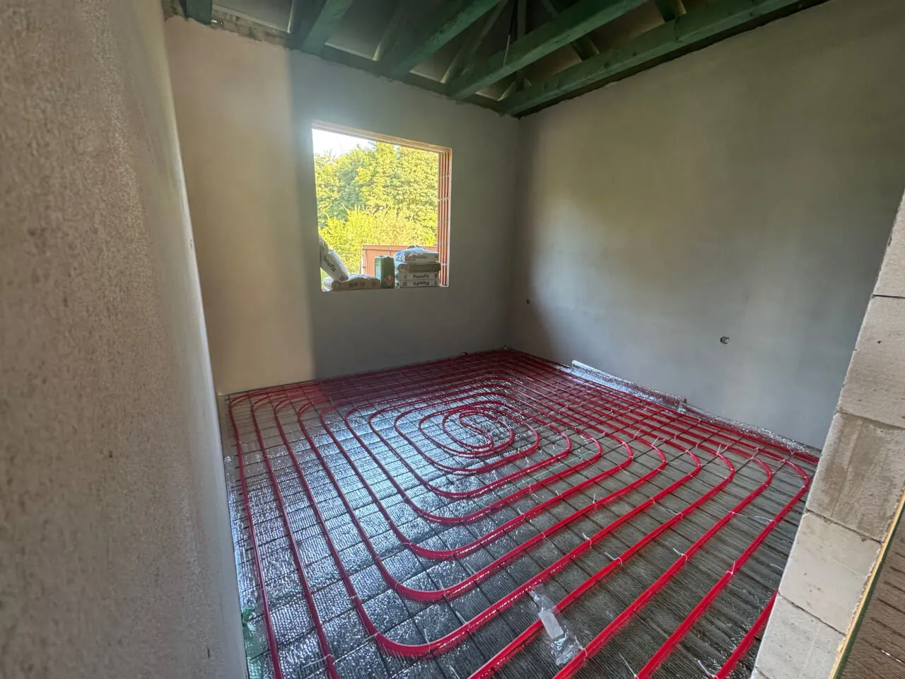 Pazonybau generálkivitelezés által épülő modern családi ház, energiatakarékos megoldásokkal.