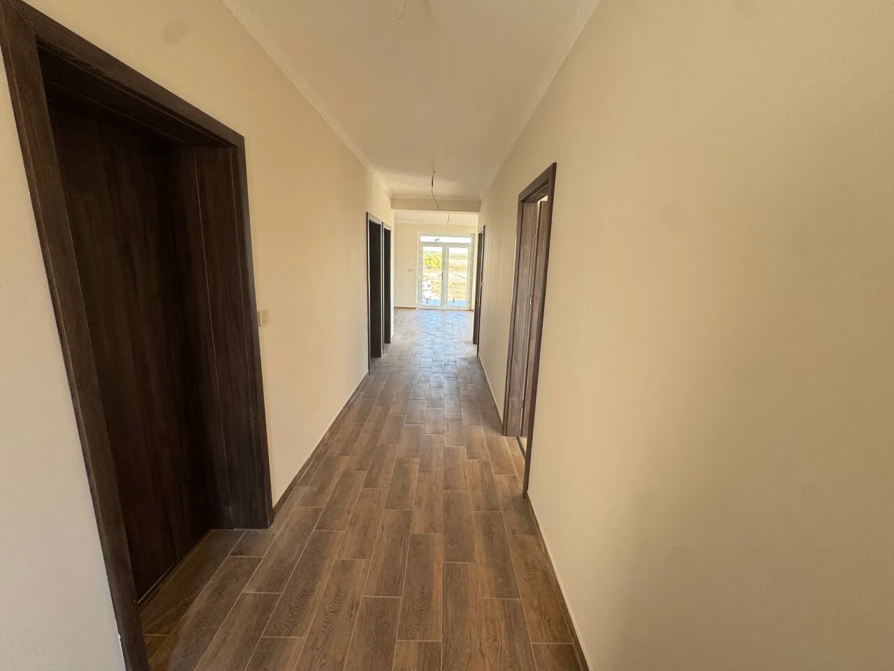 Pazonybau generálkivitelezés által épített modern családi ház, energiatakarékos megoldásokkal.