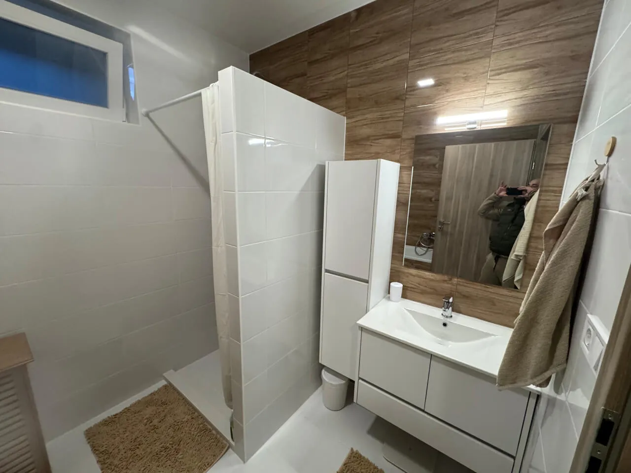 Pazonybau generálkivitelezés által épített modern családi ház, energiatakarékos megoldásokkal.
