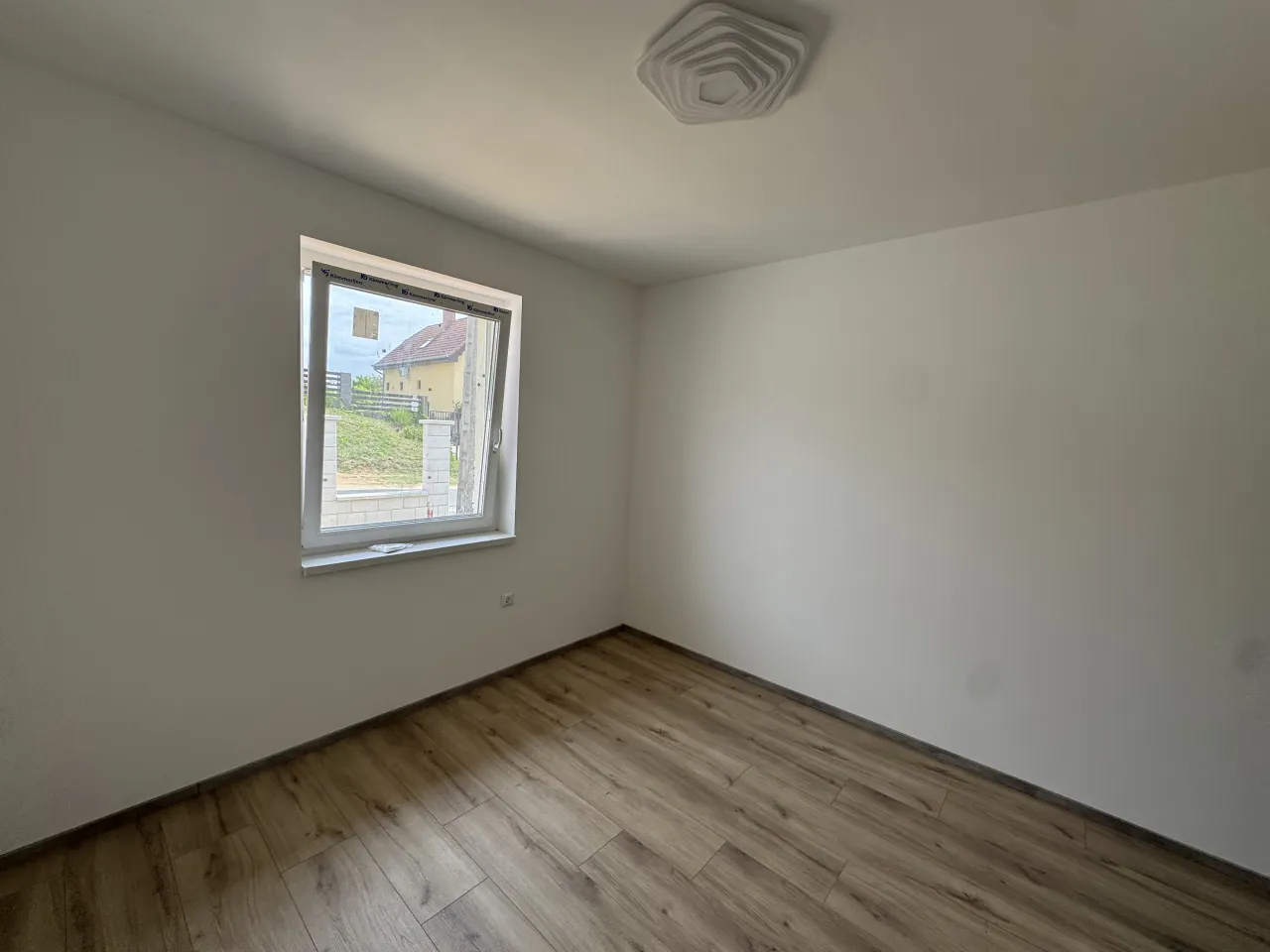 Pazonybau generálkivitelezés által épített modern családi ház, energiatakarékos megoldásokkal.
