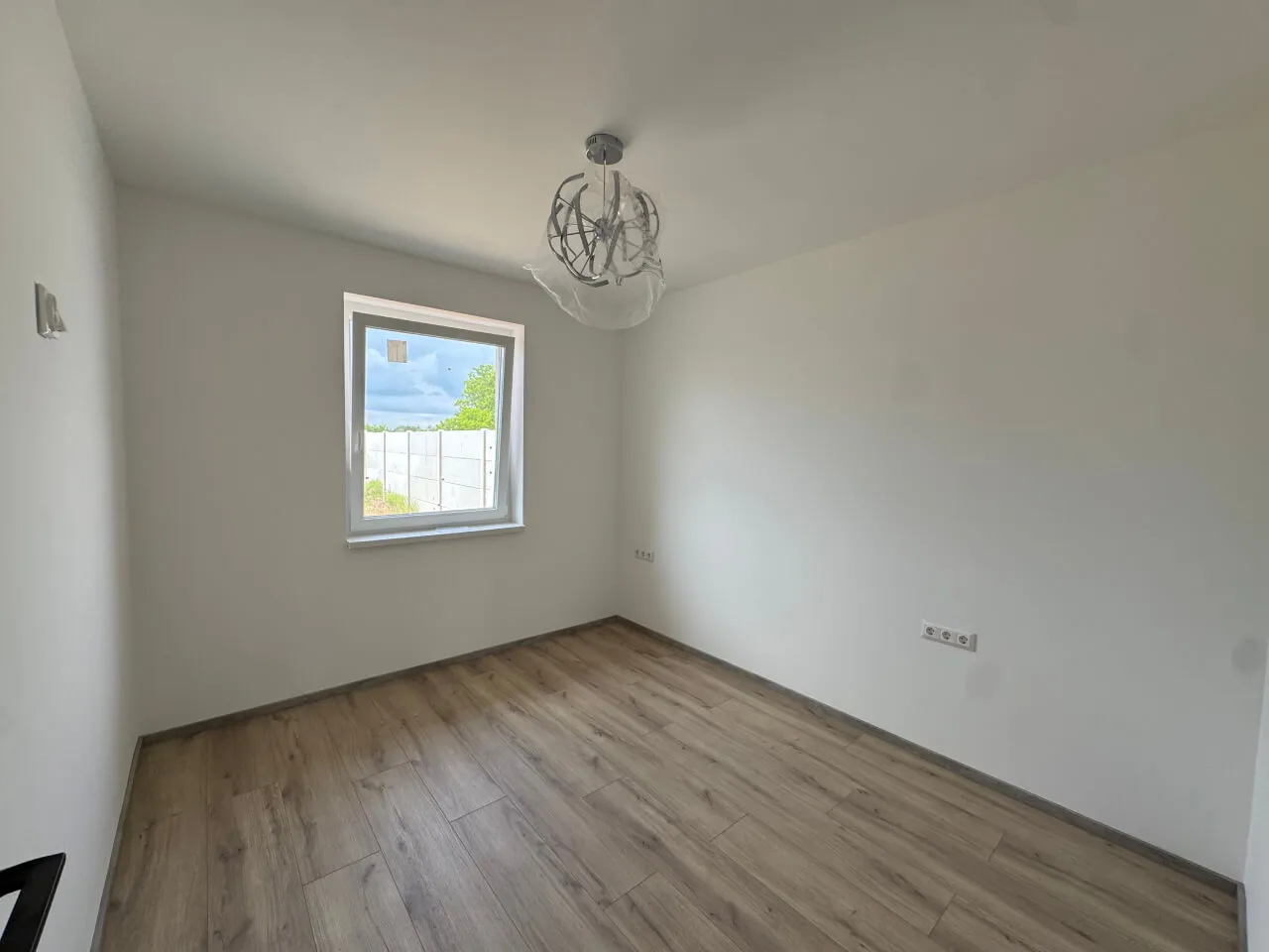 Pazonybau generálkivitelezés által épített modern családi ház, energiatakarékos megoldásokkal.