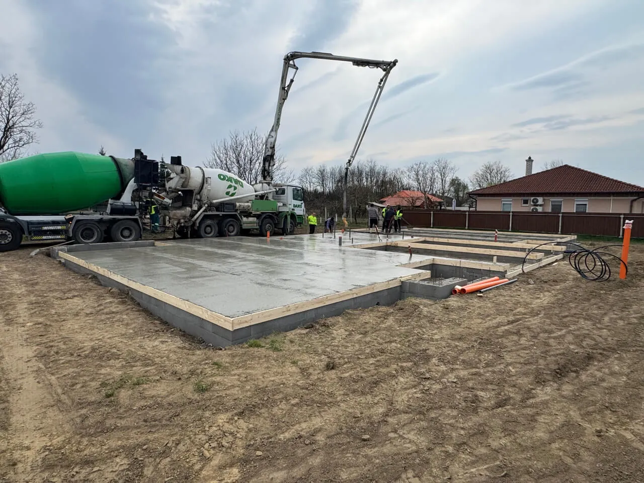 Pazonybau generálkivitelezés által épülő modern családi ház, energiatakarékos megoldásokkal.