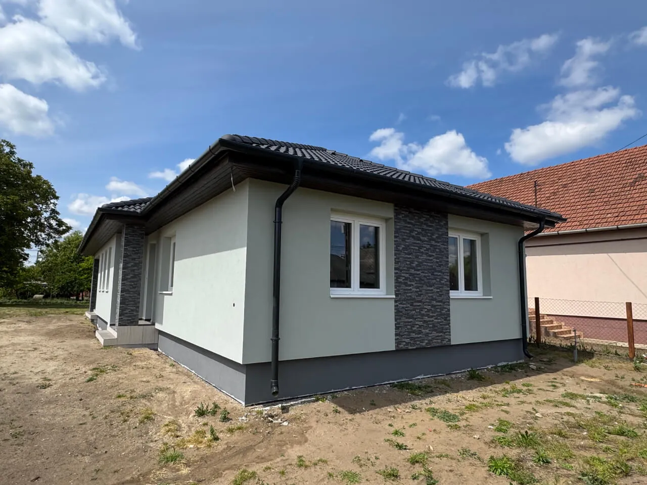 Pazonybau generálkivitelezés által épített modern családi ház, energiatakarékos megoldásokkal.