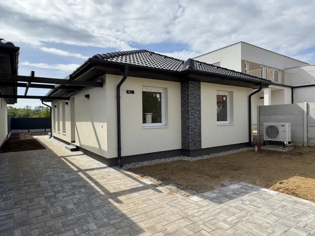 Pazonybau generálkivitelezés által épített modern családi ház, energiatakarékos megoldásokkal.