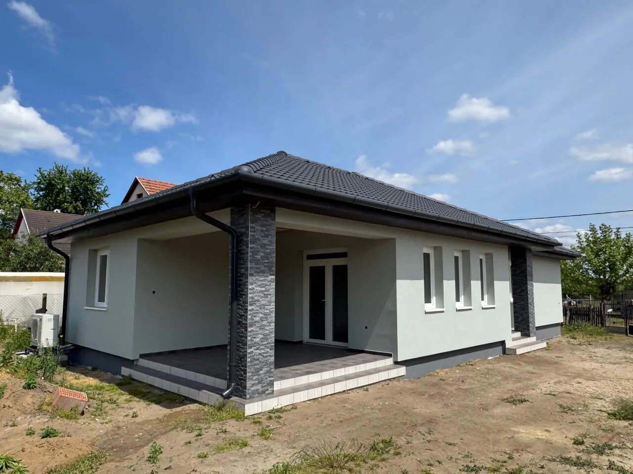 Pazonybau generálkivitelezés által épített modern családi ház, energiatakarékos megoldásokkal.