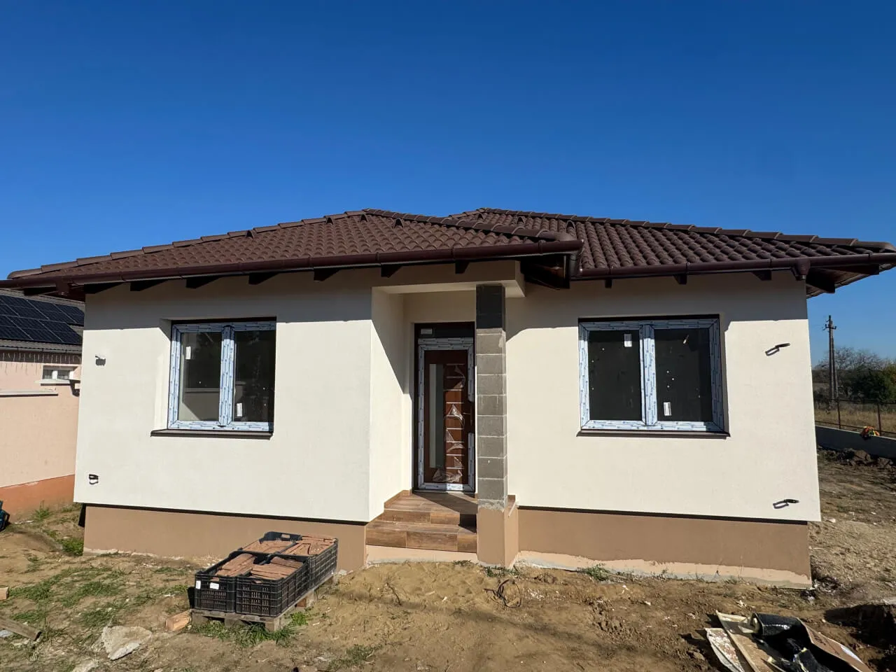 Pazonybau generálkivitelezés által épített modern családi ház, energiatakarékos megoldásokkal.