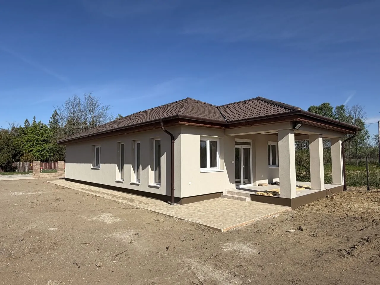 Pazonybau generálkivitelezés által épített modern családi ház, energiatakarékos megoldásokkal.