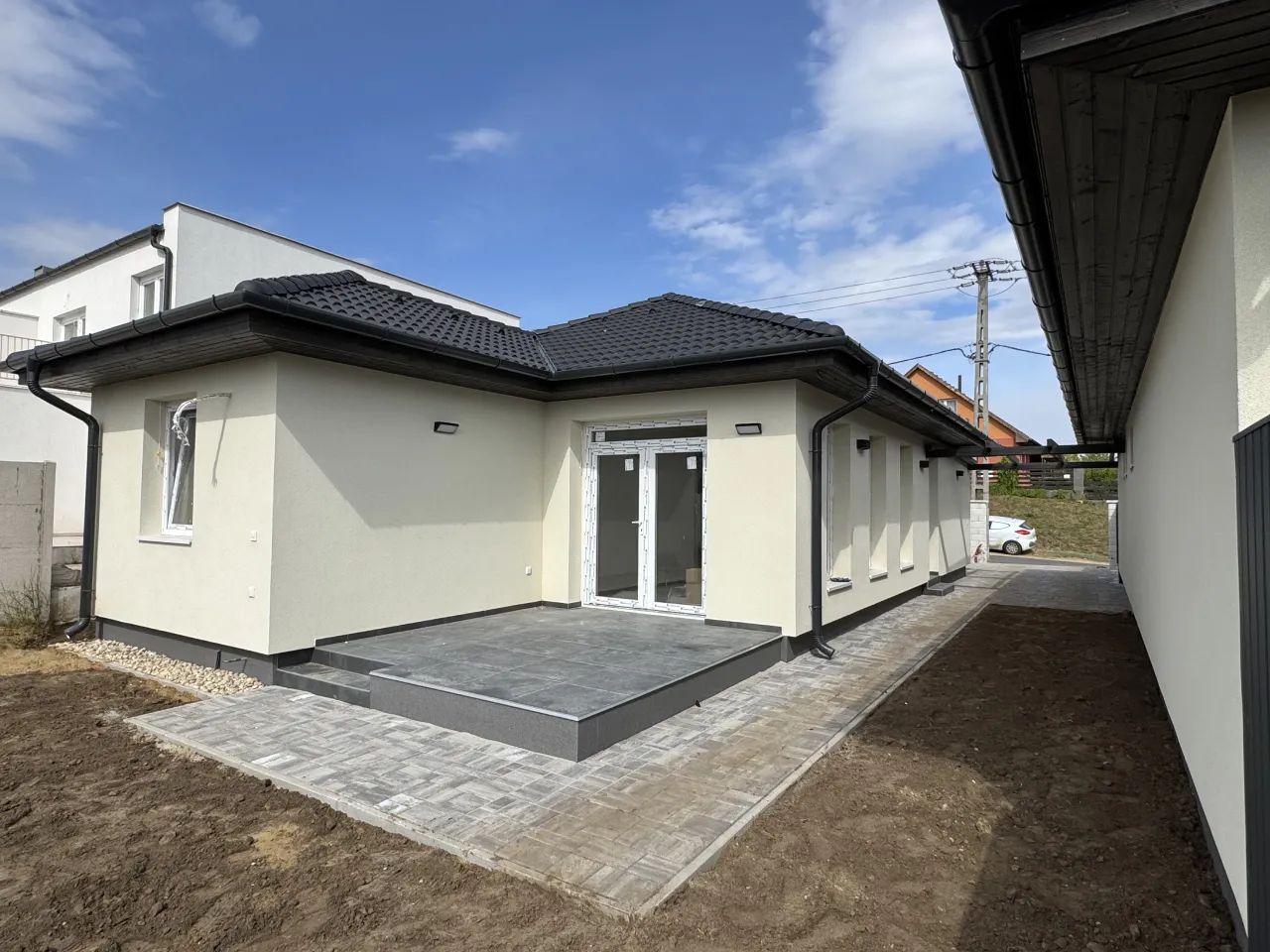 Pazonybau generálkivitelezés által épített modern családi ház, energiatakarékos megoldásokkal.