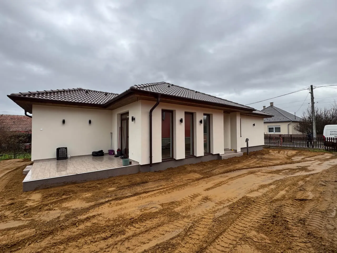 Pazonybau generálkivitelezés által épült modern családi ház, energiatakarékos megoldásokkal.