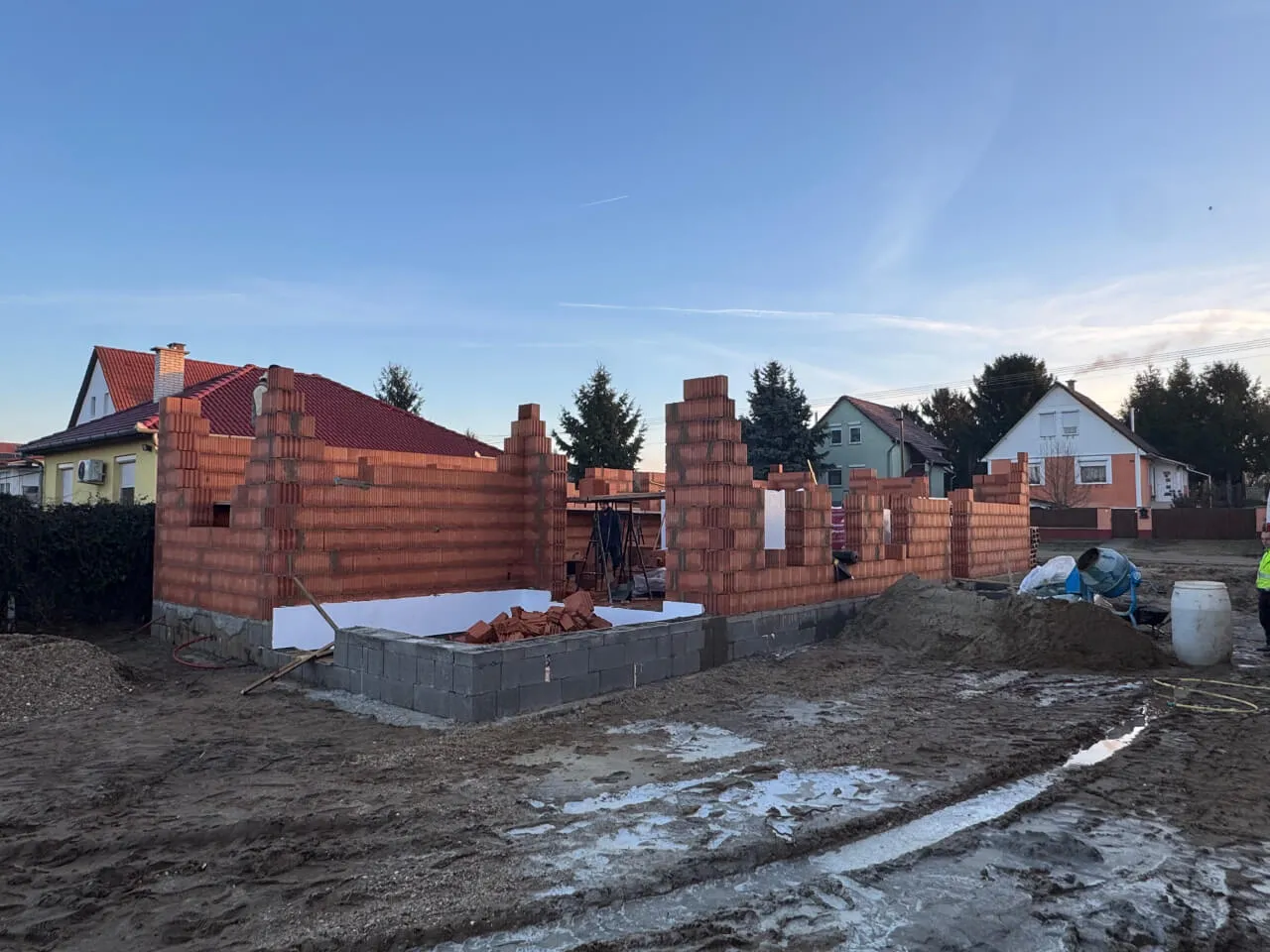 Pazonybau generálkivitelezés által épülő modern családi ház, energiatakarékos megoldásokkal.