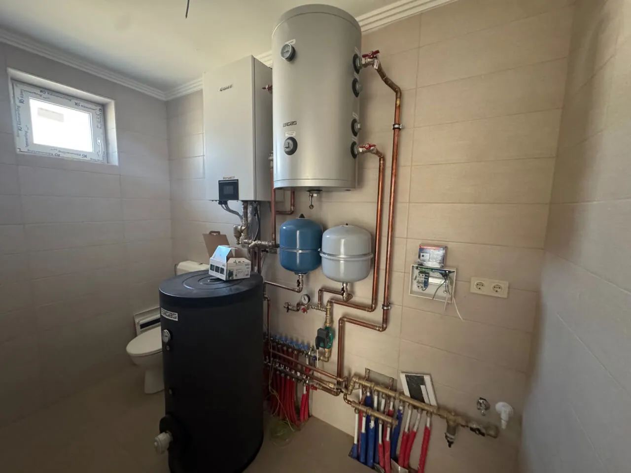 Pazonybau generálkivitelezés által épített modern családi ház, energiatakarékos megoldásokkal.