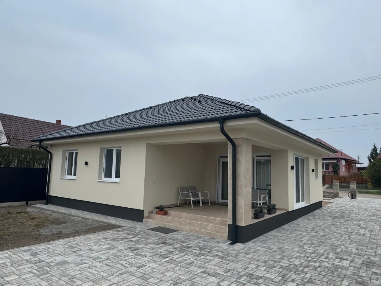 Pazonybau generálkivitelezés által épített modern családi ház, energiatakarékos megoldásokkal.