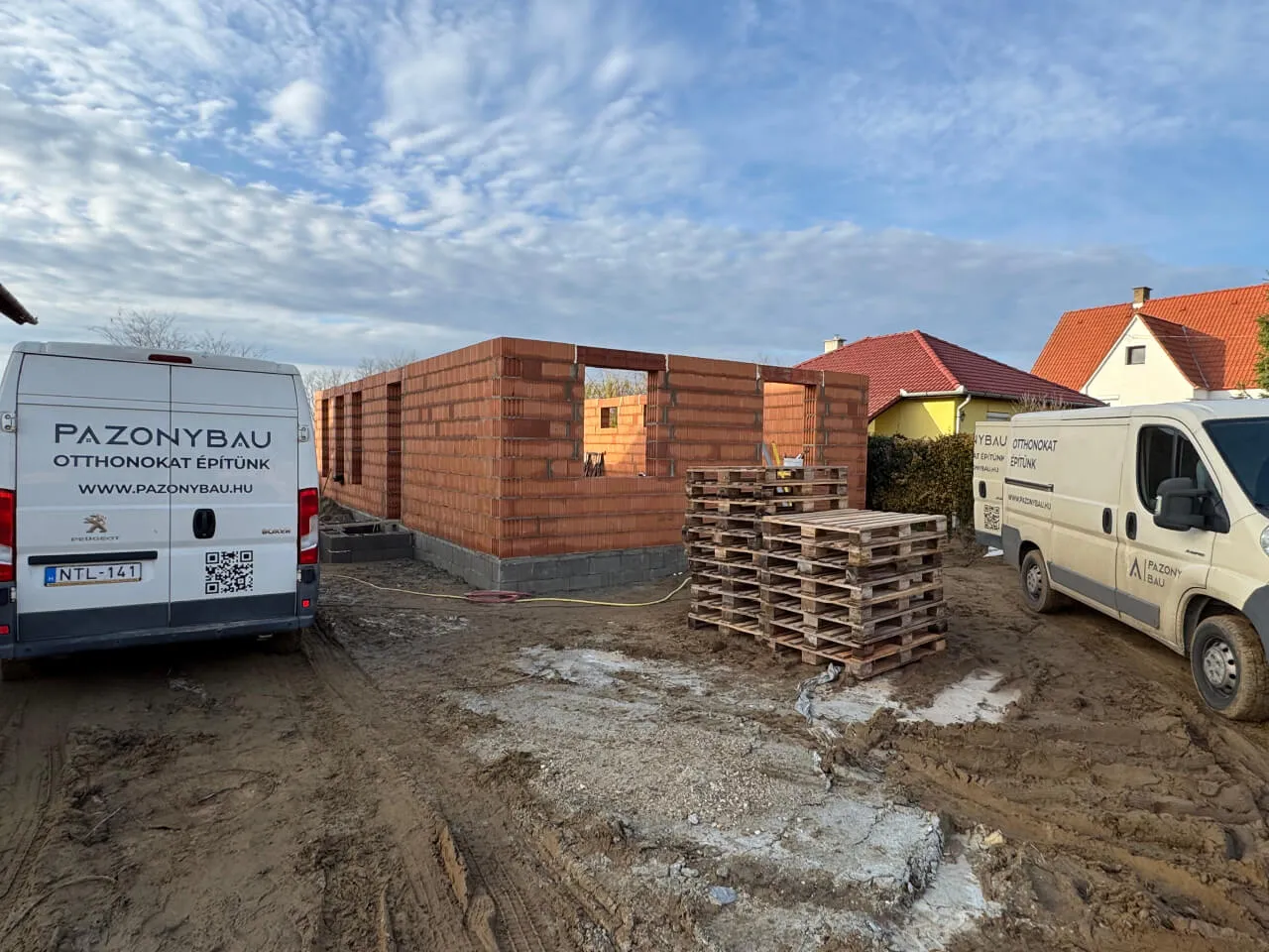 Pazonybau generálkivitelezés által épülő modern családi ház, energiatakarékos megoldásokkal.