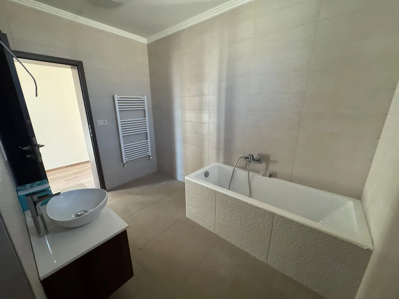 Pazonybau generálkivitelezés által épített modern családi ház, energiatakarékos megoldásokkal.