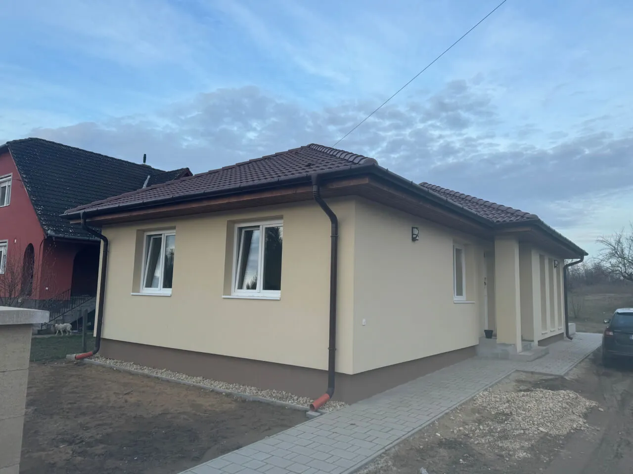 Pazonybau generálkivitelezés által épített modern családi ház, energiatakarékos megoldásokkal.