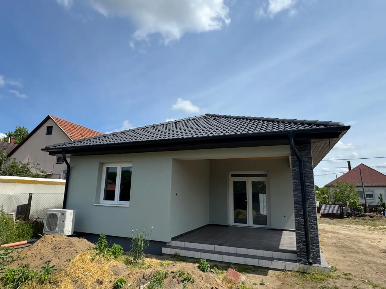 Pazonybau generálkivitelezés által épített modern családi ház, energiatakarékos megoldásokkal.