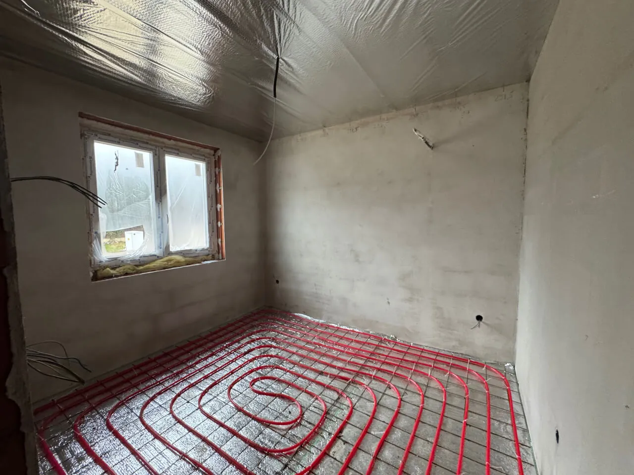 Pazonybau generálkivitelezés által épülő modern családi ház, energiatakarékos megoldásokkal.