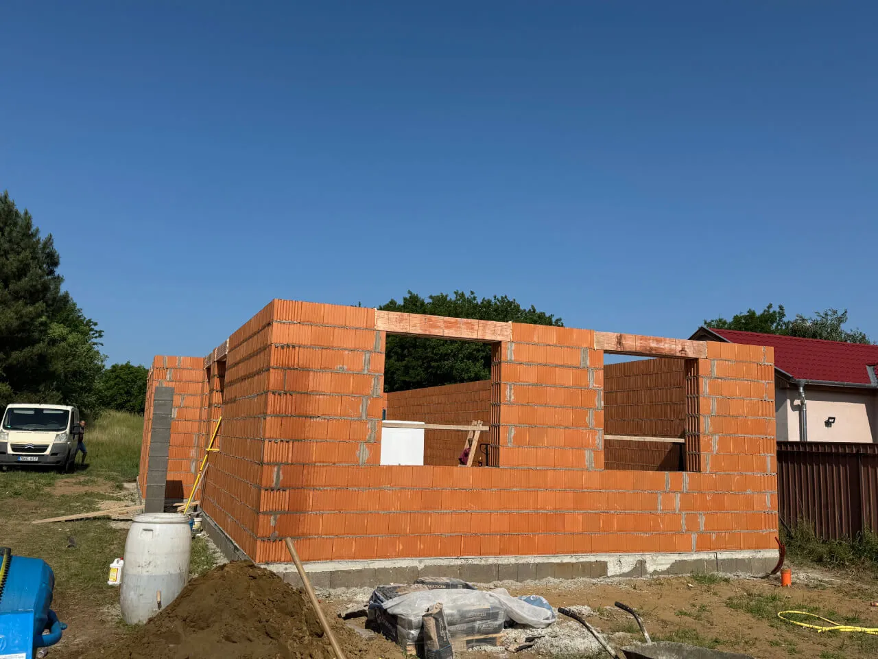 Pazonybau generálkivitelezés által épülő modern családi ház, energiatakarékos megoldásokkal.