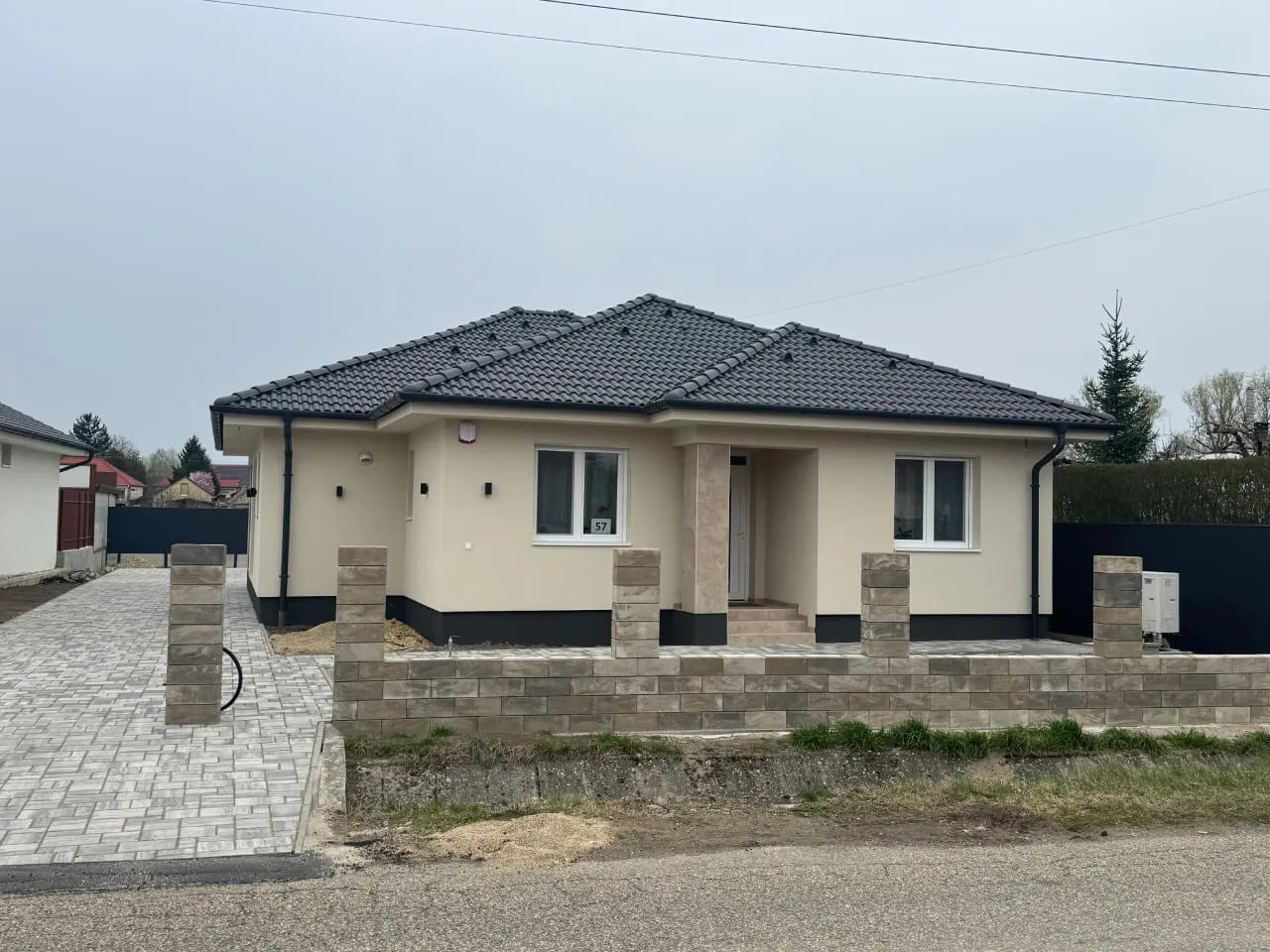 Pazonybau generálkivitelezés által épített modern családi ház, energiatakarékos megoldásokkal.