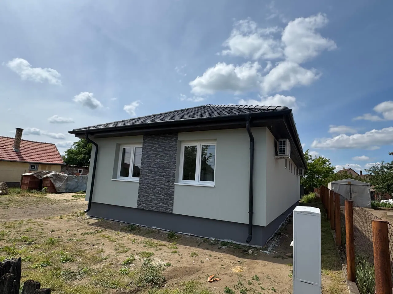 Pazonybau generálkivitelezés által épített modern családi ház, energiatakarékos megoldásokkal.