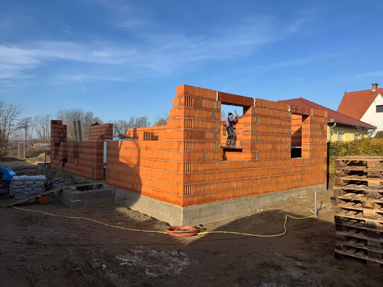 Pazonybau generálkivitelezés által épülő modern családi ház, energiatakarékos megoldásokkal.