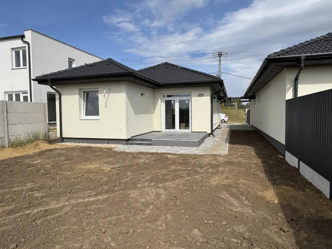 Pazonybau generálkivitelezés által épített modern családi ház, energiatakarékos megoldásokkal.