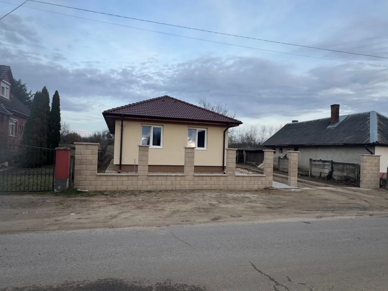 Pazonybau generálkivitelezés által épített modern családi ház, energiatakarékos megoldásokkal.