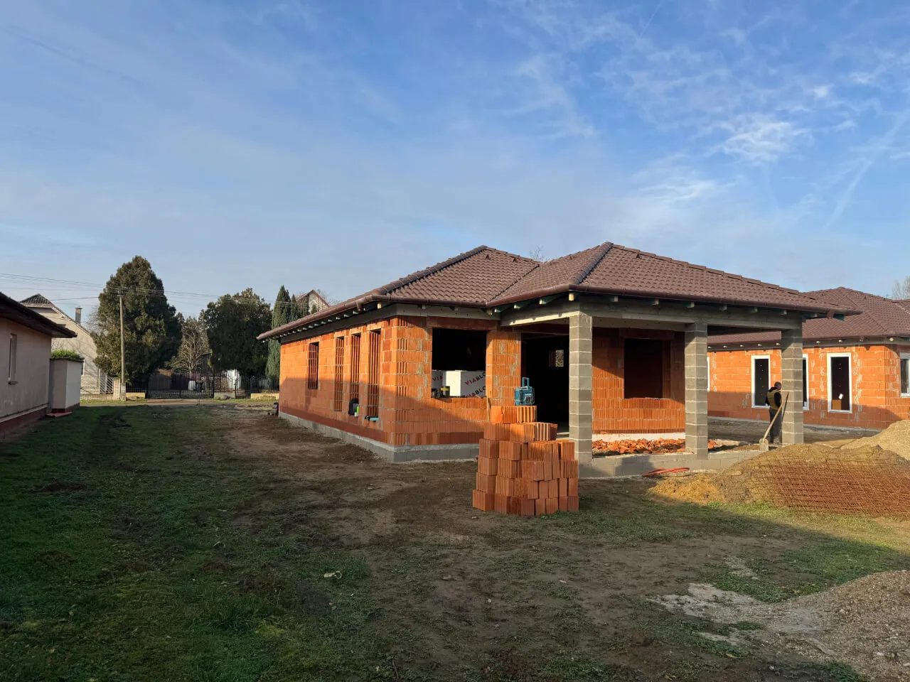 Pazonybau generálkivitelezés által épülő modern családi ház, energiatakarékos megoldásokkal.