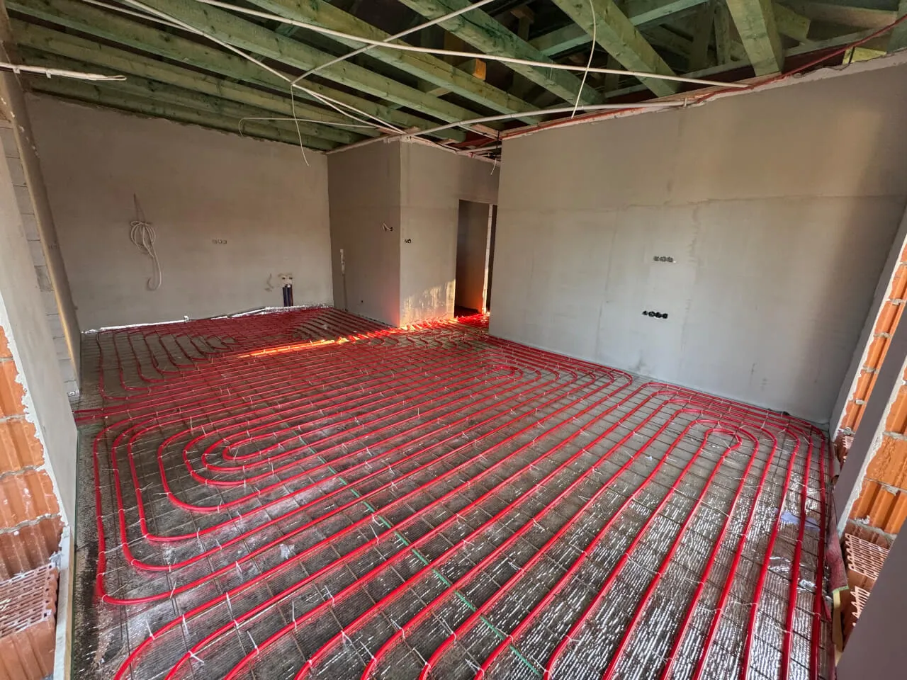 Pazonybau generálkivitelezés által épülő modern családi ház, energiatakarékos megoldásokkal.