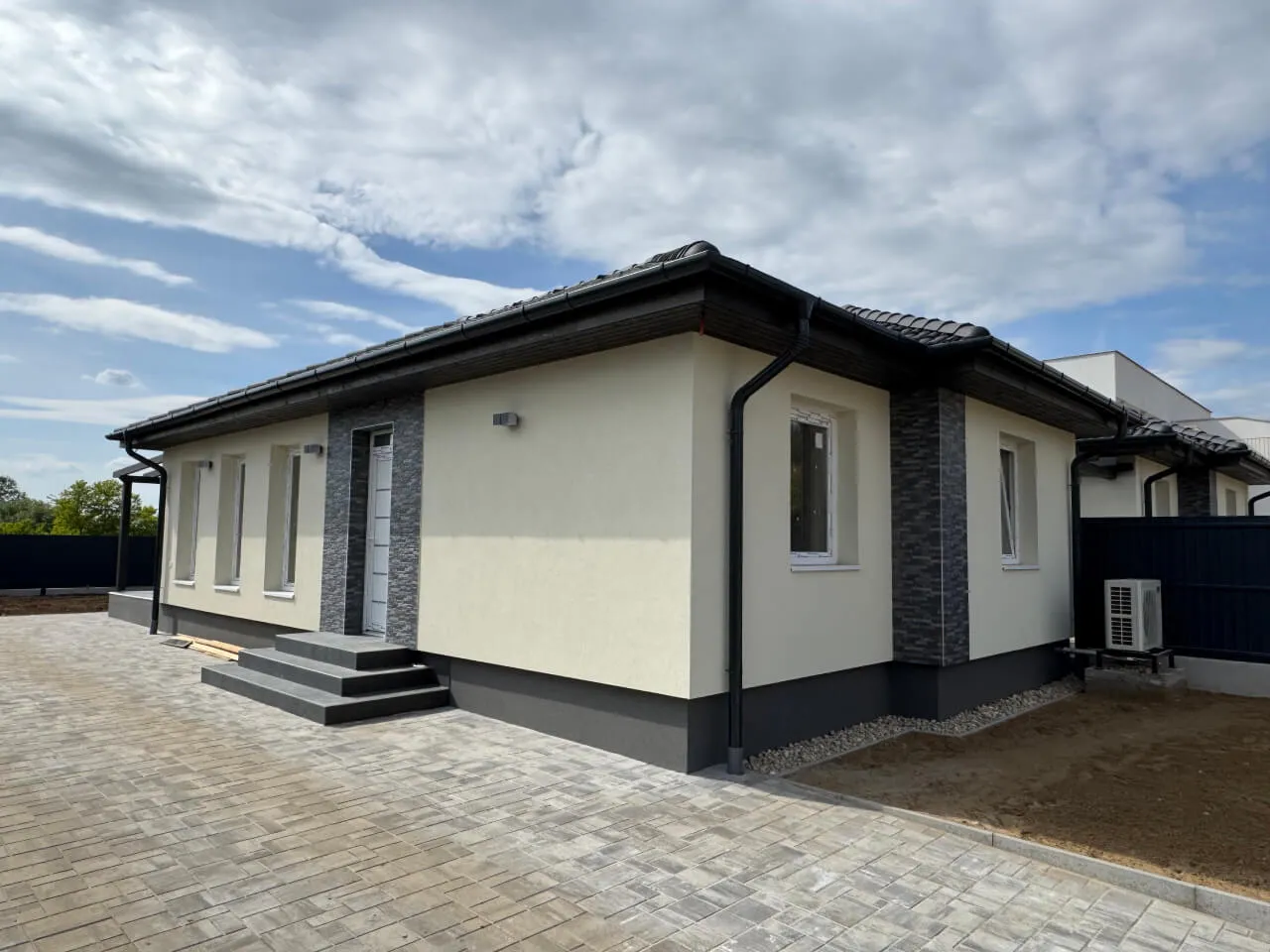 Pazonybau generálkivitelezés által épített modern családi ház, energiatakarékos megoldásokkal.