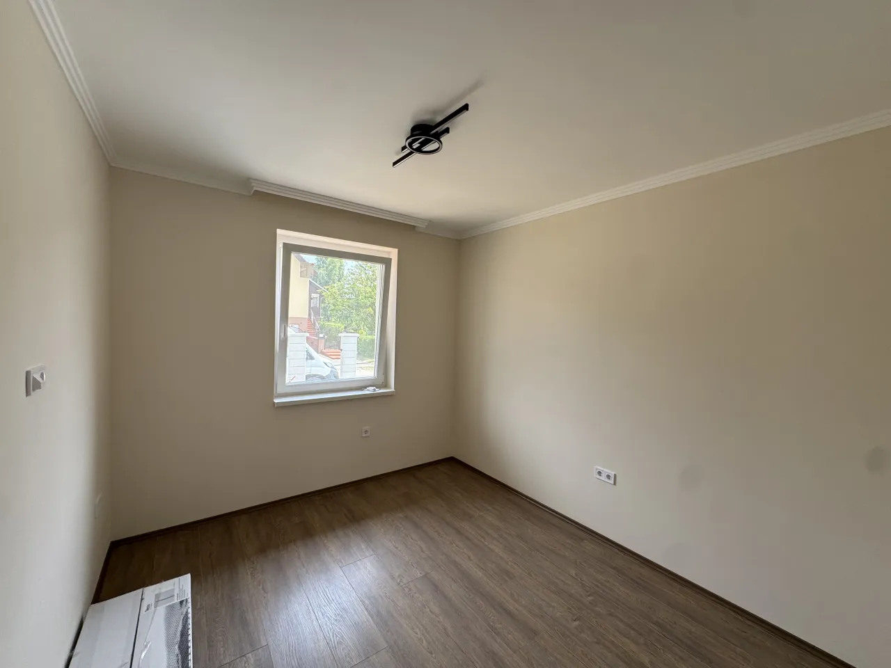 Pazonybau generálkivitelezés által épített modern családi ház, energiatakarékos megoldásokkal.