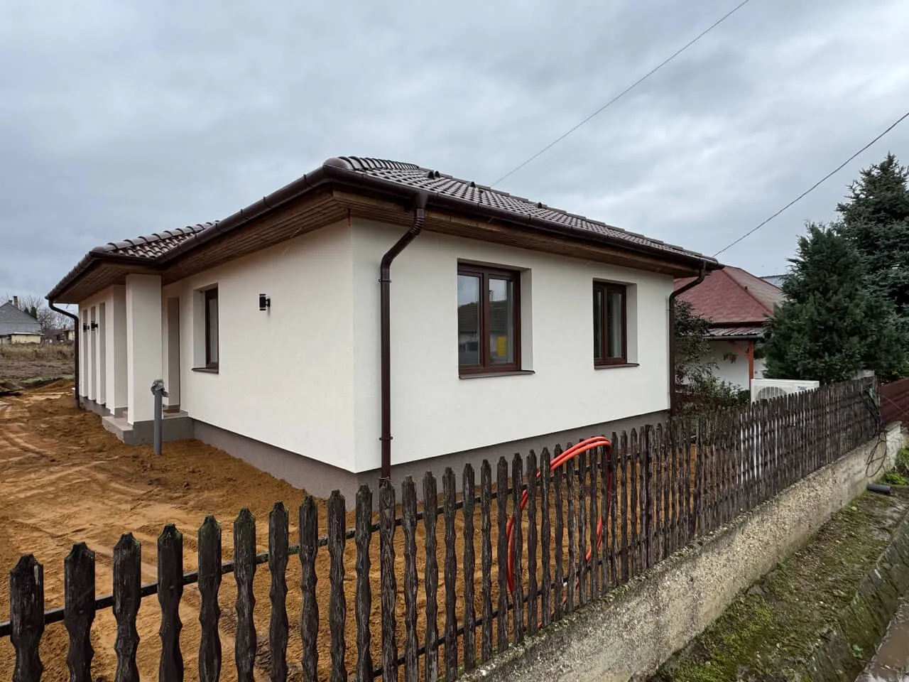 Pazonybau generálkivitelezés által épült modern családi ház, energiatakarékos megoldásokkal.