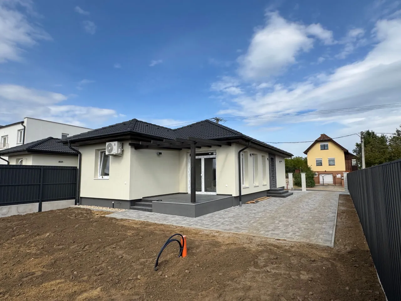 Pazonybau generálkivitelezés által épített modern családi ház, energiatakarékos megoldásokkal.