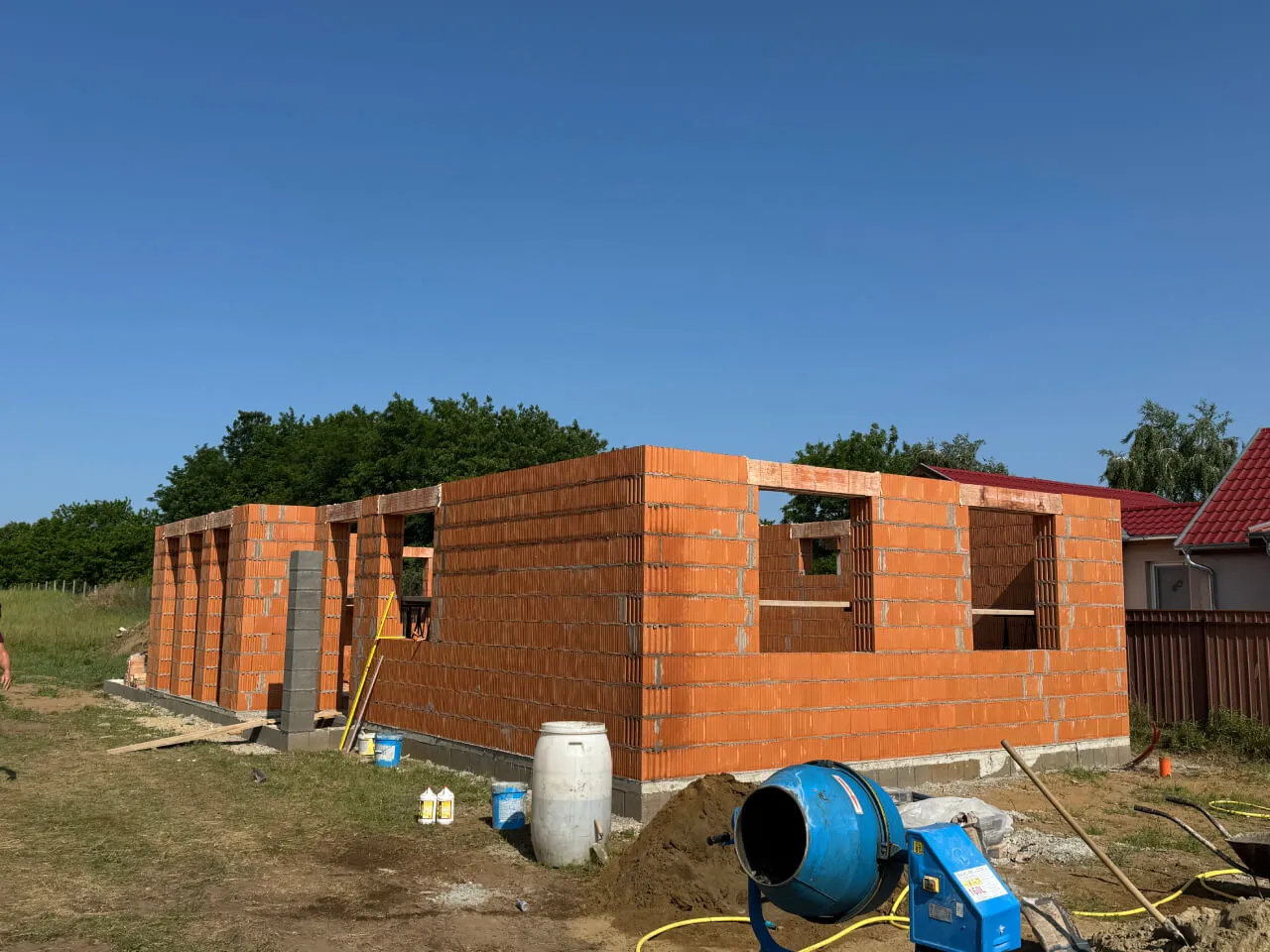 Pazonybau generálkivitelezés által épülő modern családi ház, energiatakarékos megoldásokkal.
