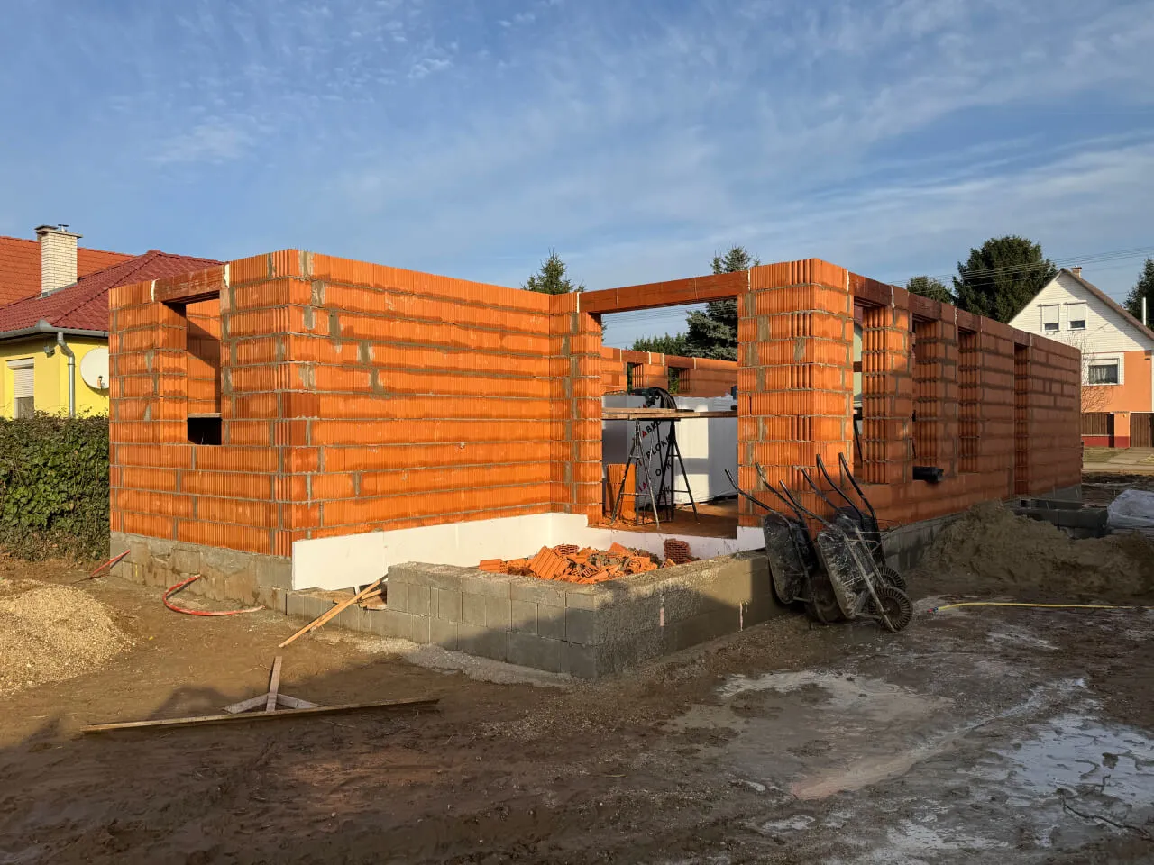 Pazonybau generálkivitelezés által épülő modern családi ház, energiatakarékos megoldásokkal.