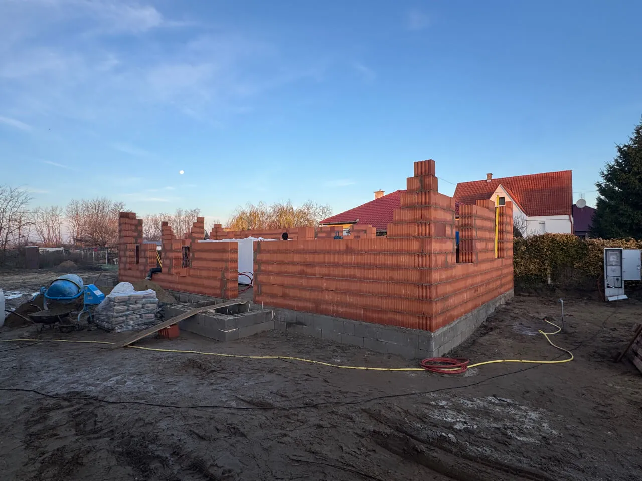 Pazonybau generálkivitelezés által épülő modern családi ház, energiatakarékos megoldásokkal.