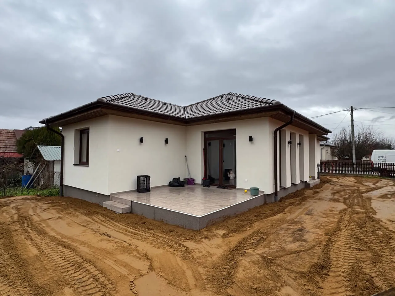 Pazonybau generálkivitelezés által épült modern családi ház, energiatakarékos megoldásokkal.