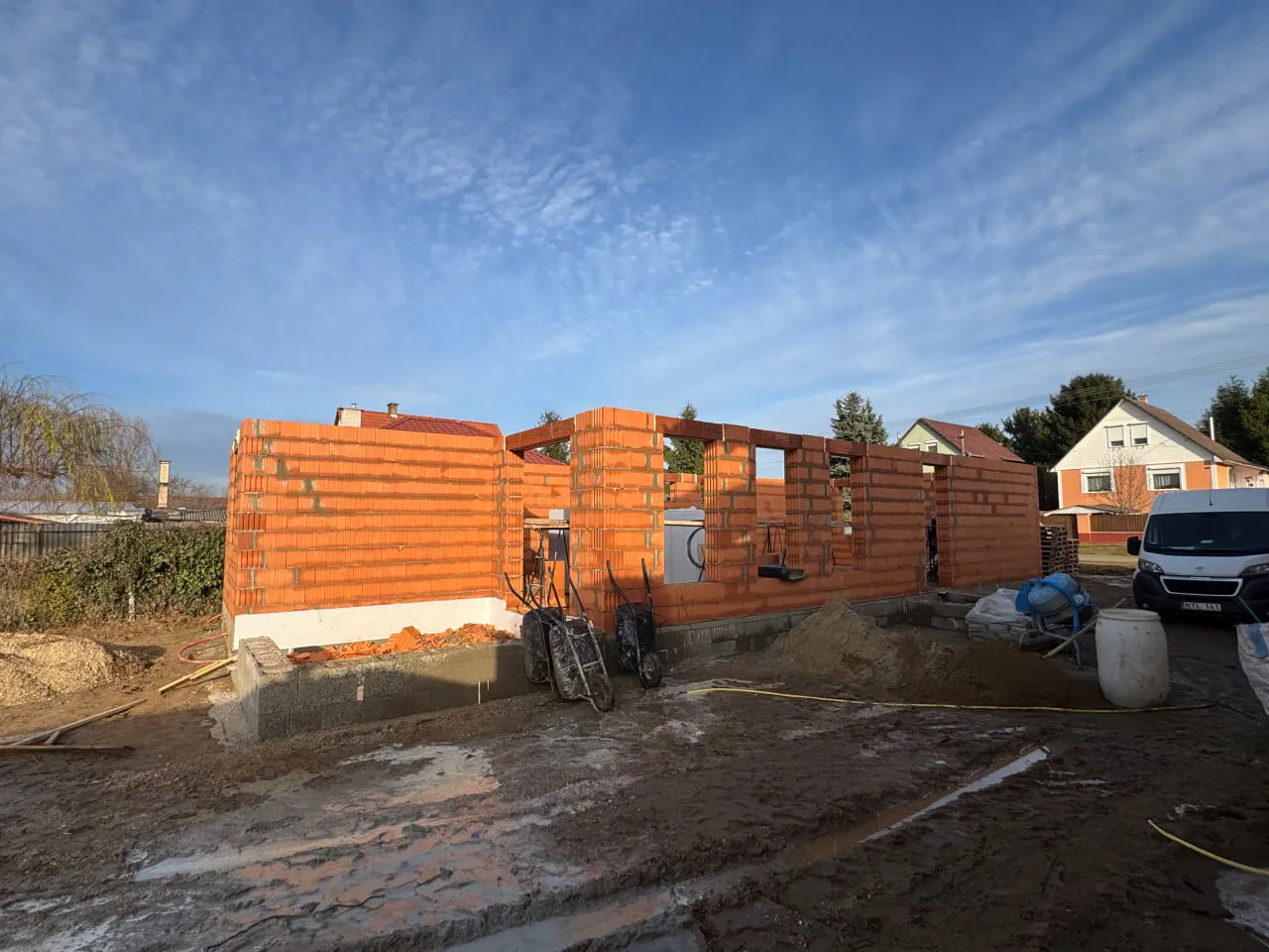 Pazonybau generálkivitelezés által épülő modern családi ház, energiatakarékos megoldásokkal.