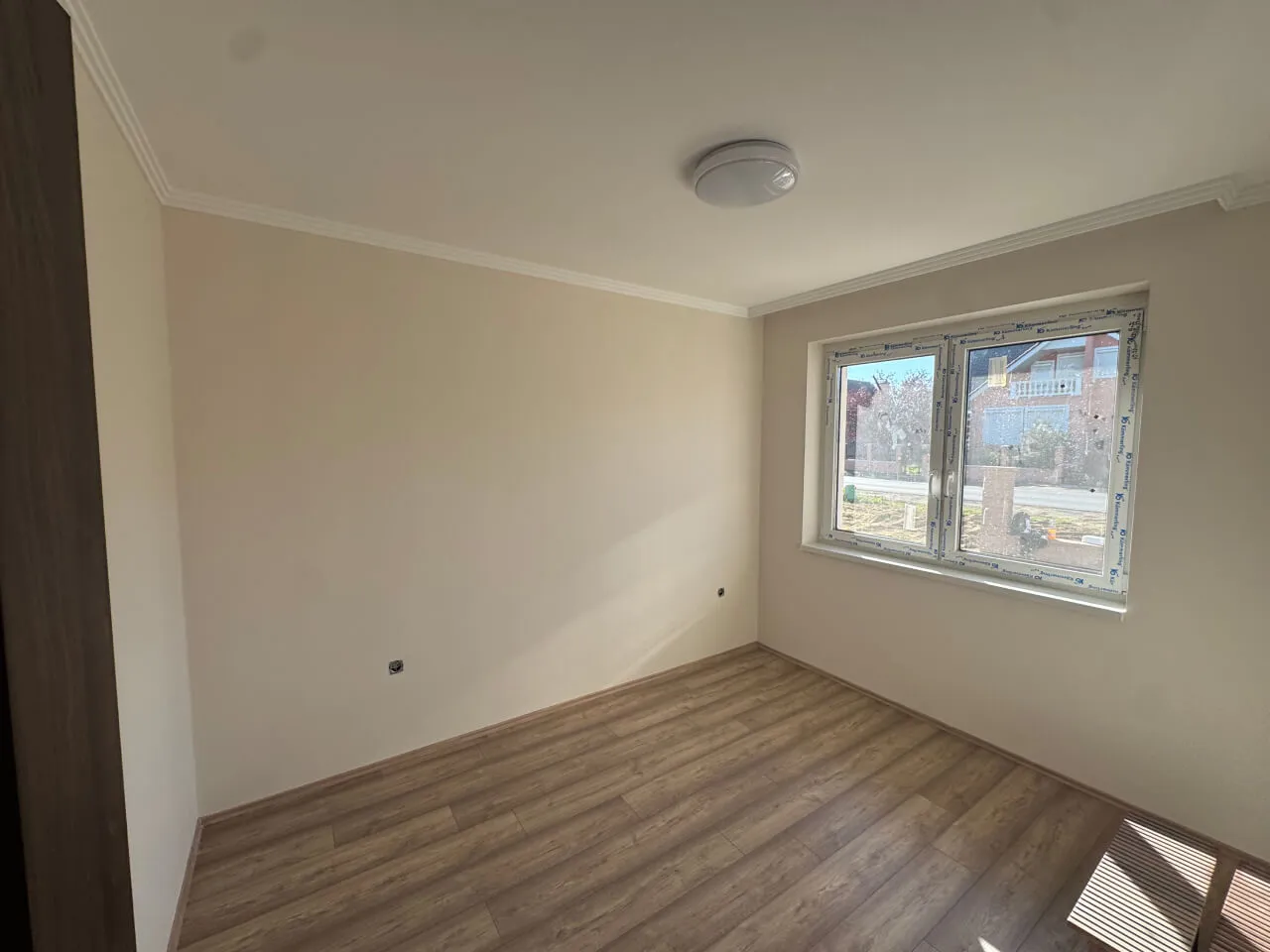 Pazonybau generálkivitelezés által épített modern családi ház, energiatakarékos megoldásokkal.