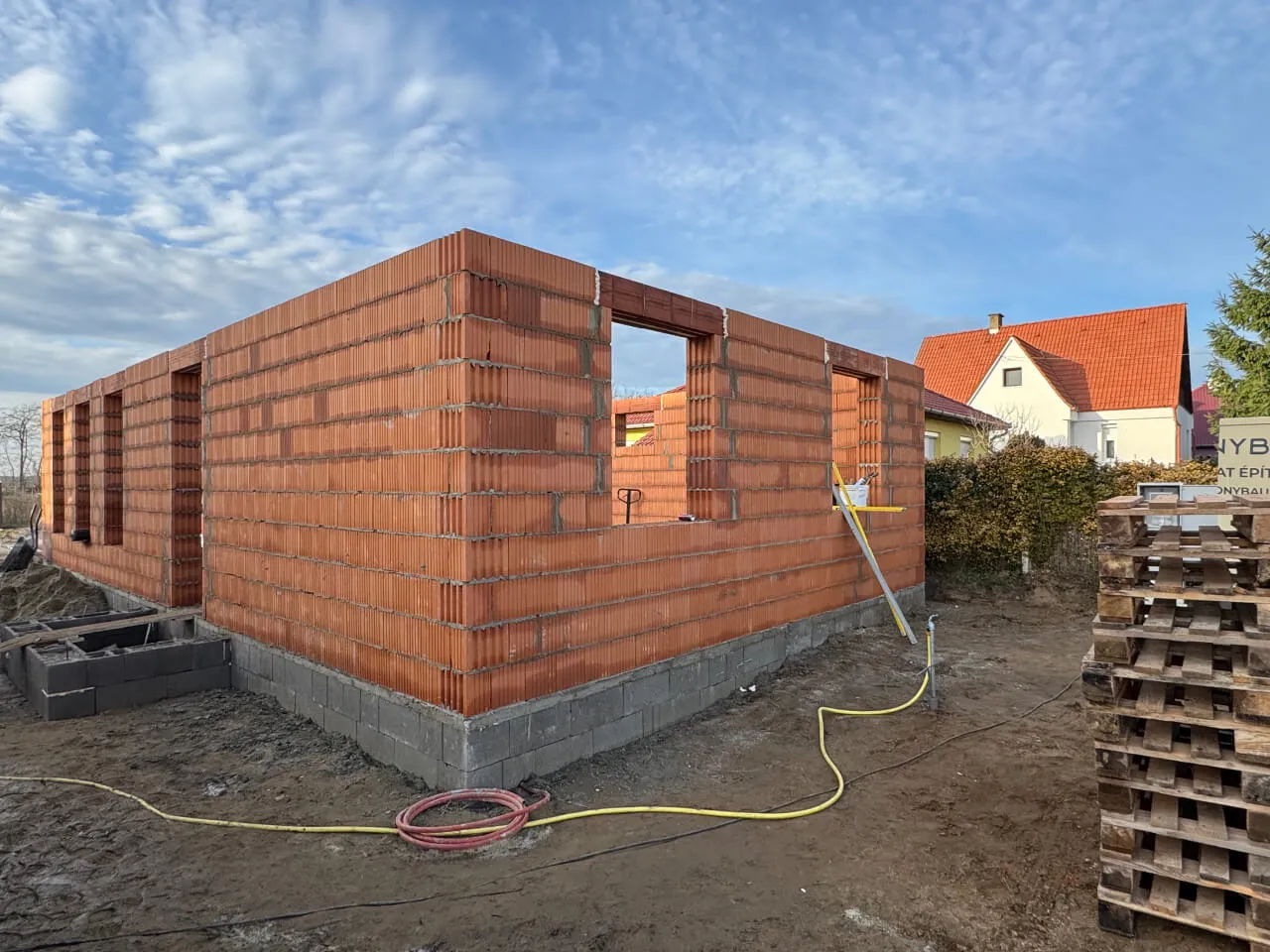 Pazonybau generálkivitelezés által épülő modern családi ház, energiatakarékos megoldásokkal.