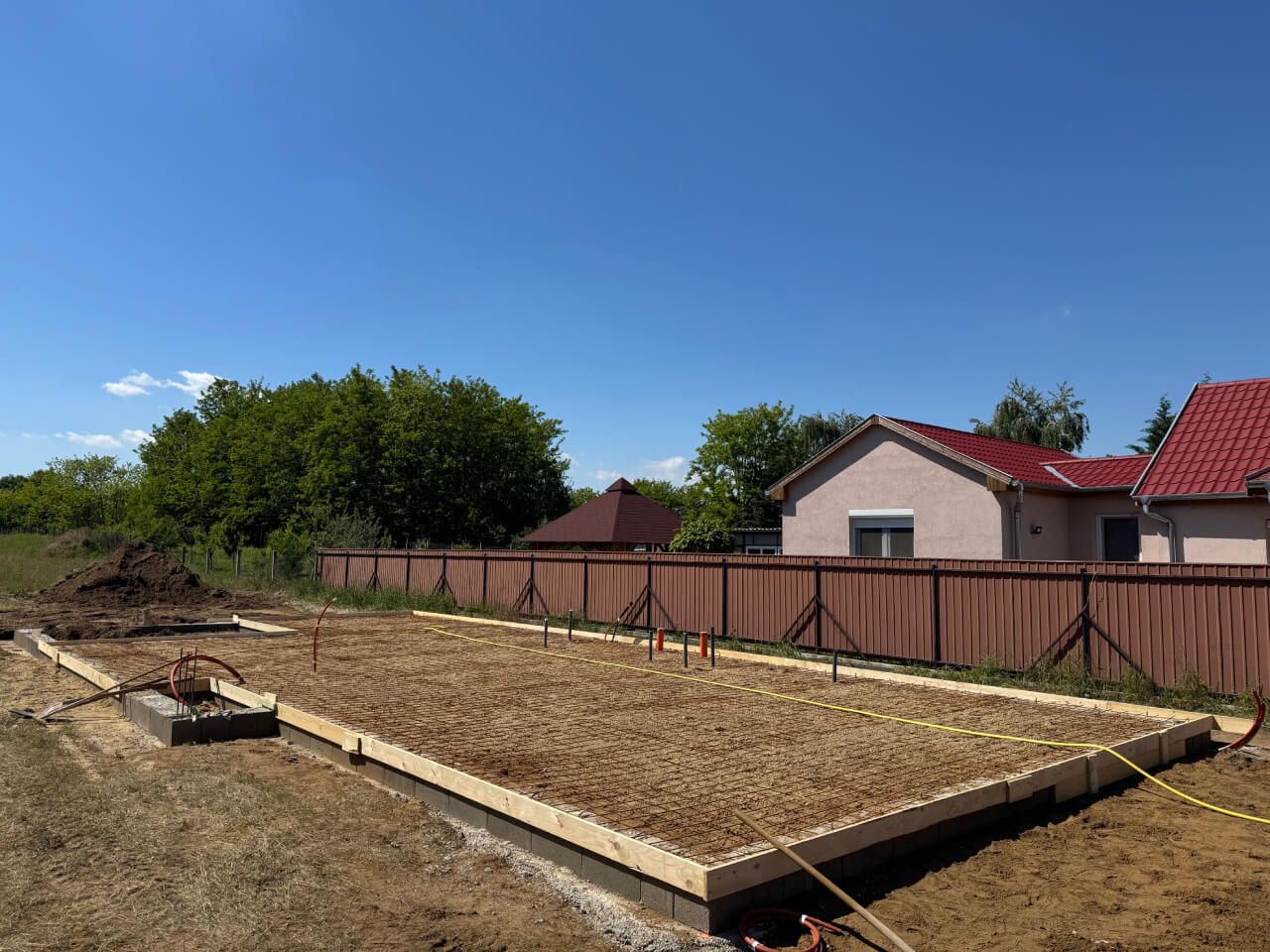 Pazonybau generálkivitelezés által épülő modern családi ház, energiatakarékos megoldásokkal.