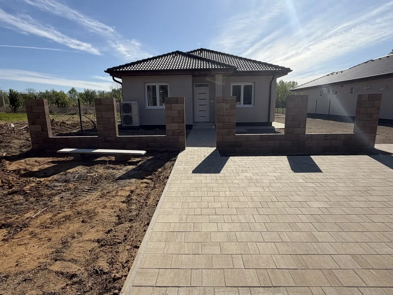 Pazonybau generálkivitelezés által épített modern családi ház, energiatakarékos megoldásokkal.