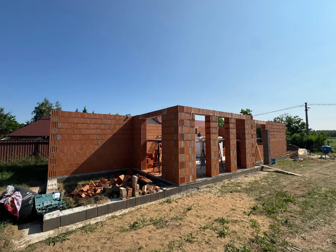 Pazonybau generálkivitelezés által épülő modern családi ház, energiatakarékos megoldásokkal.